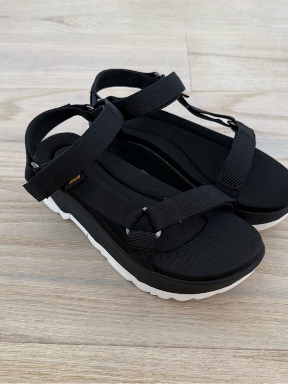 Teva Jadito Universal Flatform
Sandal Woman's Size 9